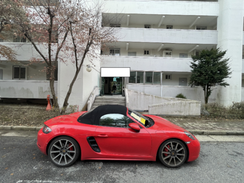 違法駐車されたポルシェ