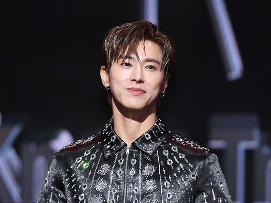 東方神起のユンホ、「軽やかに踊る“ダンシングマシーン”K-POPアイドル」ファン投票で1位に！