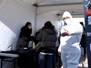 新型コロナに関する45カ国アンケートで見えた日韓の違い「個人的な権利の一部を犠牲にできる」