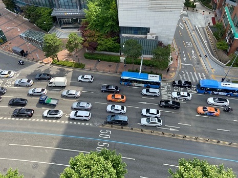 9割以上がキケンを認識しているのに…韓国で「ながら運転」事故が増加する理由とは