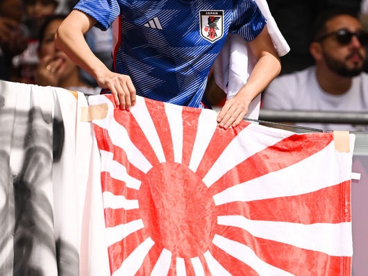 【証拠写真多数】久保建英のユニを着て…W杯で旭日旗設置の日本人に韓国で怒りの声「国際的な恥」
