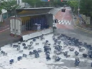 5tトラックからぶちまけられた大量のビールが生んだ韓国の心温まるエピソード