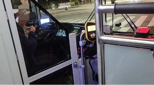 信号待ち中にインスタントラーメンを食べるバス運転手