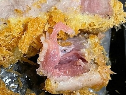 【写真】明らかに“生”なトンカツを「正常」と主張…ネット民もドン引きの韓国食品トラブル