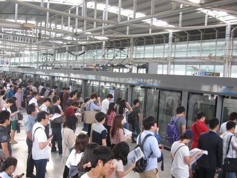日本人観光客も要注意…韓国で財布を“わざと”落とす中年女性が話題、その正体は？
