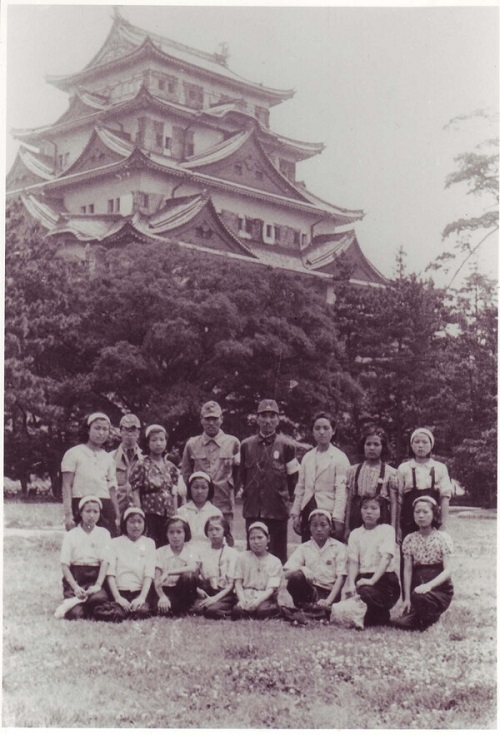 キム・ソンジュさんが名古屋城の前で撮った写真