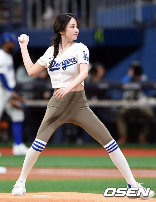 ロサンゼルス・ドジャースの始球式に登板したチョン・ジョンソ