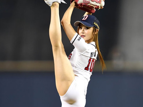 “ノーバン”開脚始球式が日韓で話題に 筋トレ美女伝説④チェ・ソルファ