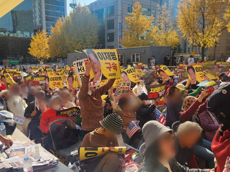 3000人と申告して500人しか来ないリベラル、1300人→400人止まりの保守。韓国野党代表の判決前に小競り合い