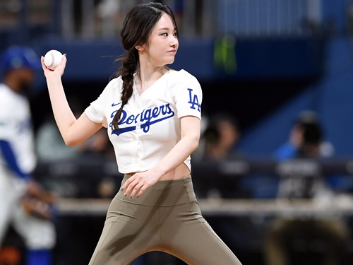 大谷翔平も目撃した“レギンス始球式”を巡って論争勃発「家族全員で見るのに恥ずかしかった」