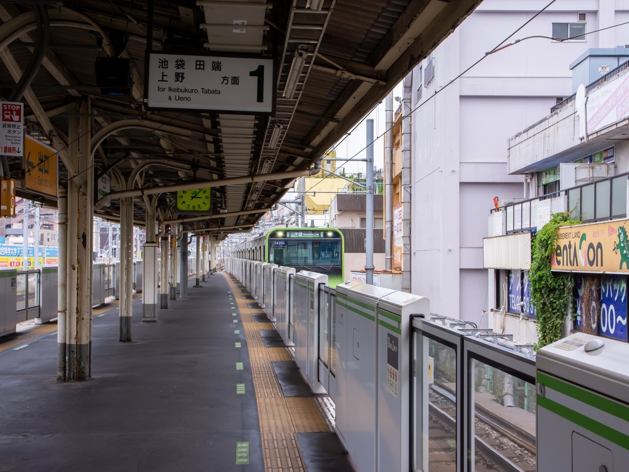 新大久保駅で線路に落ちた日本人を助けようとして亡くなった韓国人留学生の母親に、日本政府から勲章