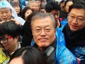娘一家の海外移住、腹心に有罪判決…韓国・文在寅大統領の支持率が3週連続で下落